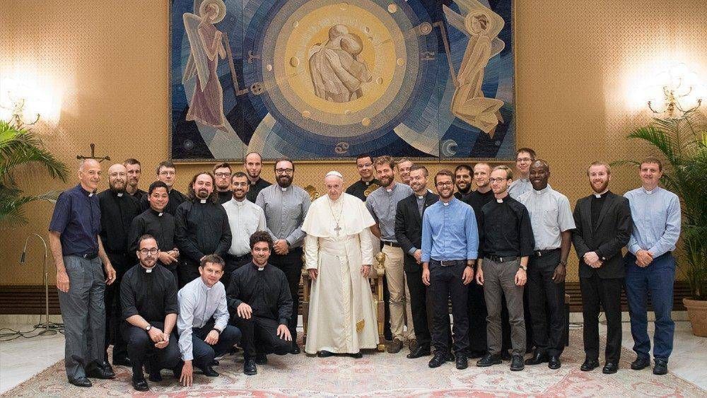 El Papa pide a los jesuitas j�venes que sean creativos y valientes en la misi�n