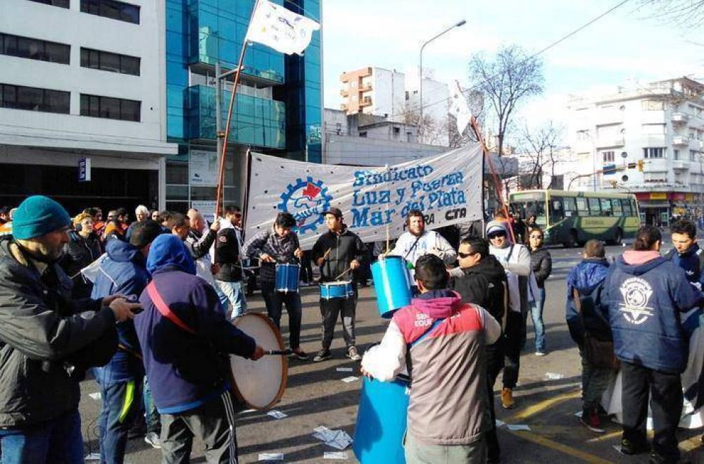 Luz y Fuerza Mar del Plata no se rinde: Paró y se movilizó por violación del Convenio