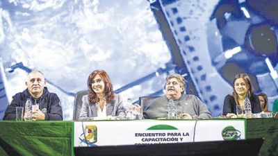 Una reaparici�n rodeada de trabajadores