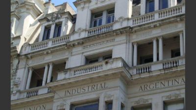 Cuccioli, a la UIA para explicar plan fiscal y responder sobre el 