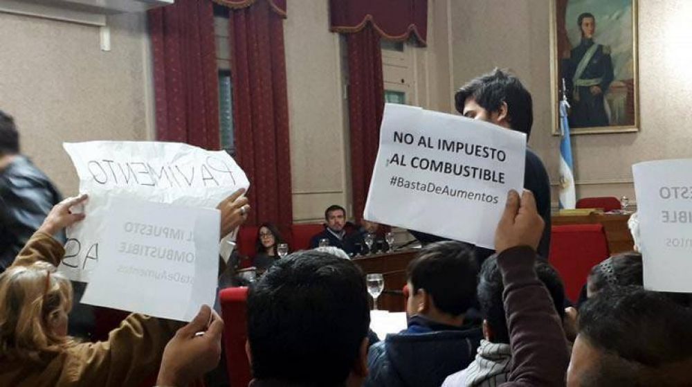A pesar de los aumentos de precios, Municipios siguen cobrando un adicional sobre el litro de combustibles