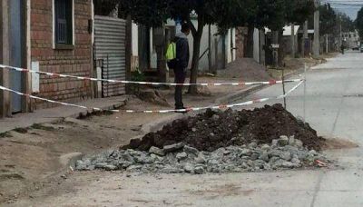 Tuvieron que abrir una docena de pozos en una calle reci�n pavimentada por problemas cloacales
