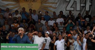 Ante la posible continuidad del triunvirato, Moyano ya apuesta al relanzamiento del #21F
