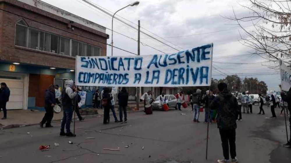 Trabajadores del agua y gaseosas cortaron la calle pidiendo elecciones