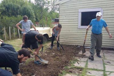 Ingenieros de la UNLP construyen calefones solares para hogares vulnerables con materiales reciclados