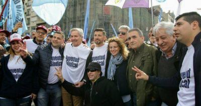 Tras cobijarlo en Azopardo, Schmid y la Juventud Sindical marcharon con el triunvirato de San Cayetano