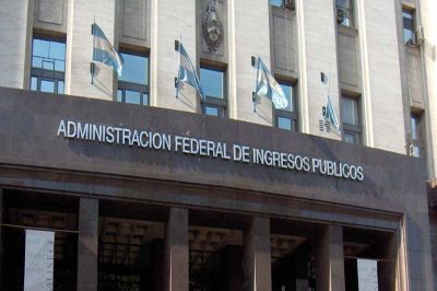 Empleados de la AFIP amenazan con un paro en rechazo al recorte salarial