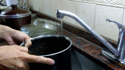 Quejas en varios barrios por poca presi�n de agua y mucho olor a cloro