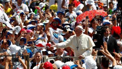 El Papa a los j�venes en la Plaza San Pedro: �Basta de hipocres�a, mentira, fraude, injusticia y desprecio�