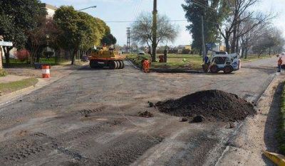 Se reasfalta la calle Gandhi del barrio Petroleros