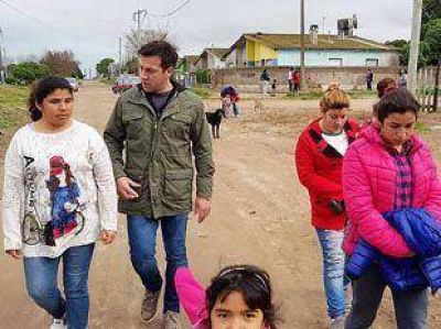 Arturo Rojas sali� a tocar timbre a los barrios. Mucha chachara, ayuda NADA 