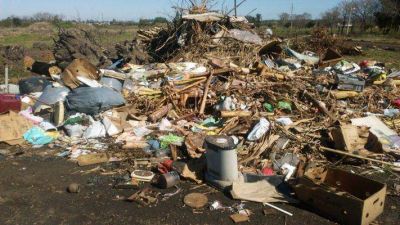 Denuncian que la Municipalidad de Pueblo Belgrano tira basura frente a una escuela