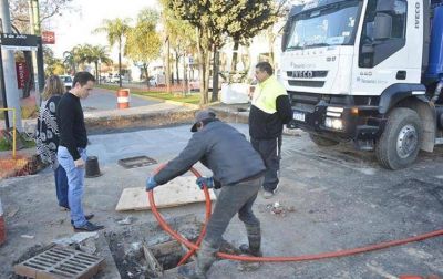 Limpian las c�maras de los desag�es pluviales de la avenida Varela