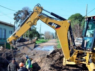 A metros de la Escuela N� 40, avanza la colocaci�n de los nuevos pluviales