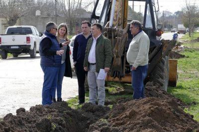 Bertellys recorri� la obra de desag�es cloacales en Chillar