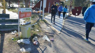 Hay mucha basura dentro del Parque Valentina Norte