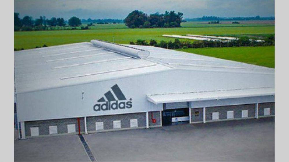 Planta que fabrica Adidas licencia a 600 empleados