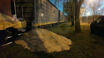 Se detuvo un tren de carga y abrieron una boquilla para intentar robar parte de la carga