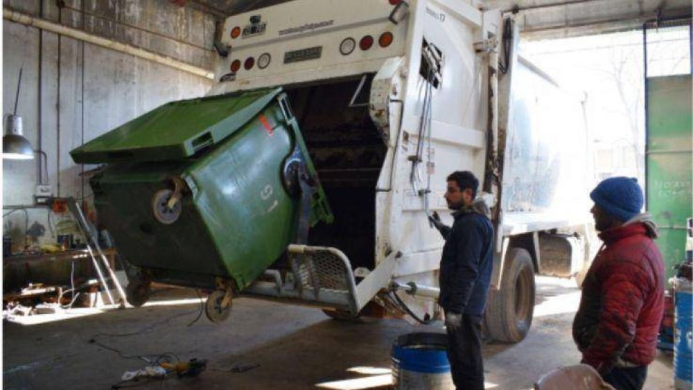 Se adaptan camiones recolectores y distribuyen cestos de residuos para conservar la limpieza en el espacio pblico
