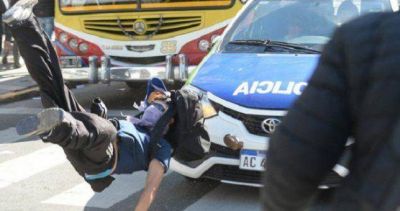 Por la represi�n a los trabajadores de Astillero R�o Santiago, paran ATE, Suteba y Udocba