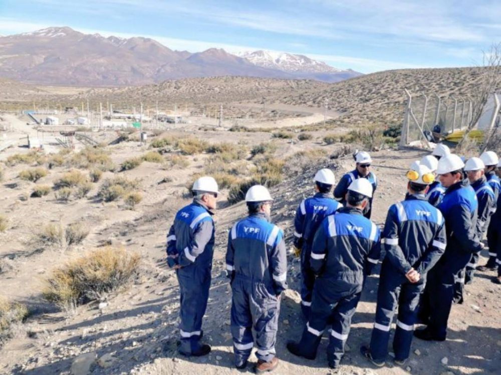 Iguacel recorri una nueva planta petrolera en Mendoza