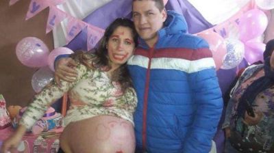 Estaba embarazada de gemelas, pari� en el hospital y s�lo le dieron una beb�