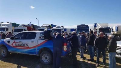 Movilizaci�n de transportistas de cargas y acta acuerdo en uno de los accesos al puerto local