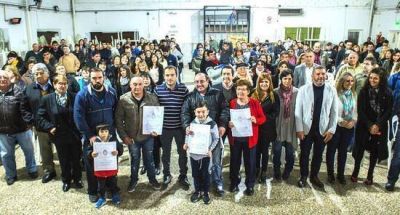 M�s de 170 familias recibieron y firmaron sus t�tulos de propiedad
