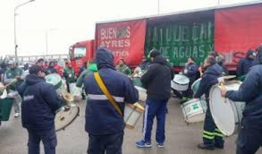 Camioneros decretaron huelga en Coca-Cola