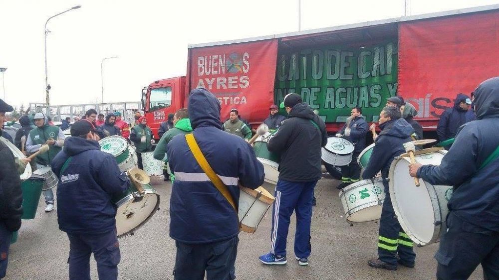 Camioneros paraliza los centros de distribución de Coca Cola