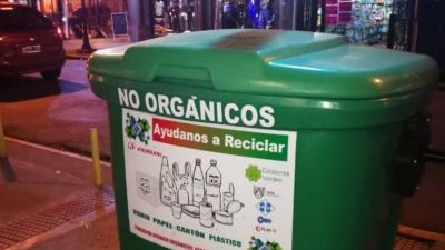 En un centro comercial del GBA se organizan para separar la basura y reciclar