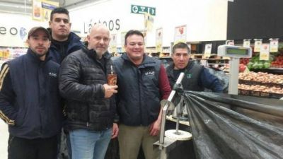 Verduleros de Carrefour llevan adelante un paro de actividades