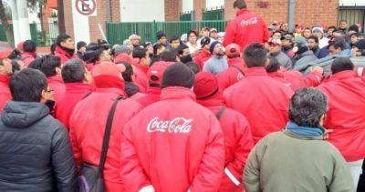 Con el retorno a la actividad de Pablo Moyano, camioneros paraliza la distribución de Coca Cola