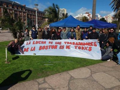 Marina Santoro y dirigentes de la CGT, juntos con los trabajadores despedidos de la Bost�n
