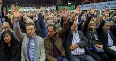 En medio de la batalla con Moyano, la CGT debate la realizaci�n de un paro general