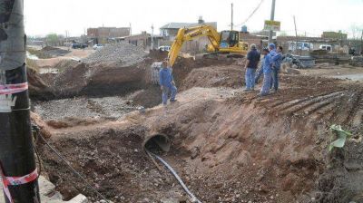 El desag�e pluvial ya cruz� la calle Illia