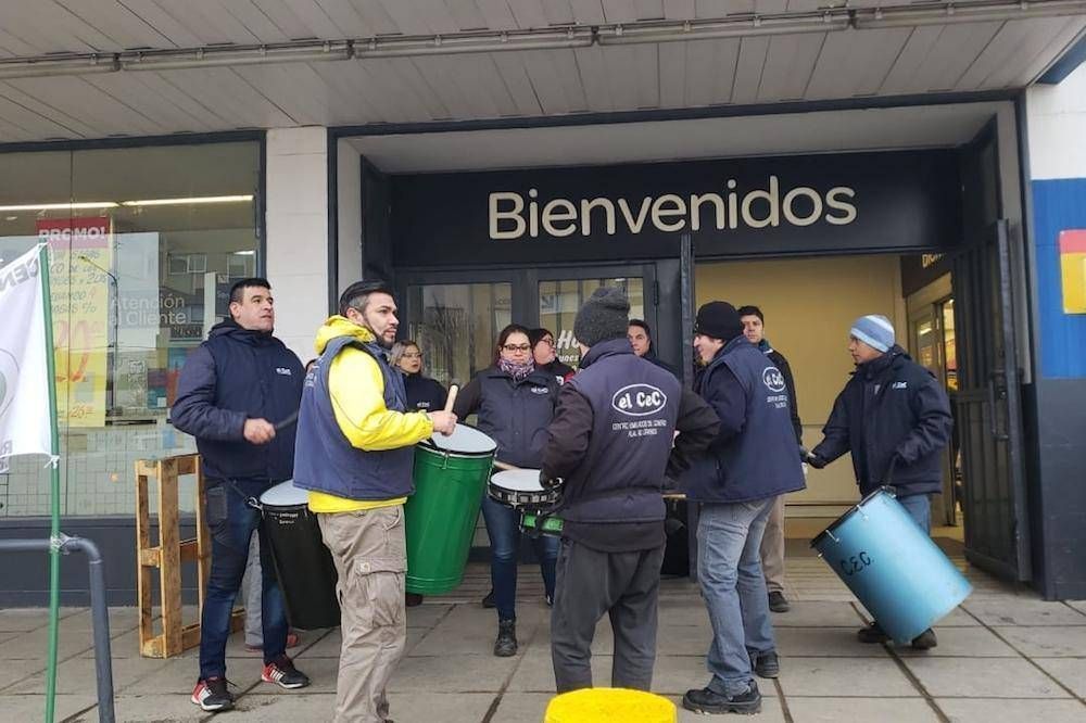 Conflicto en Carrefour: El gremio de comercio levantó la protesta pero sigue cerrado el sector de verdulería