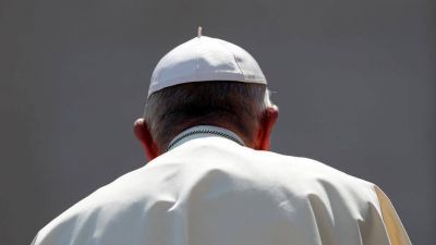 Los �ataques despiadados� de �intereses mezquinos� contra el Papa
