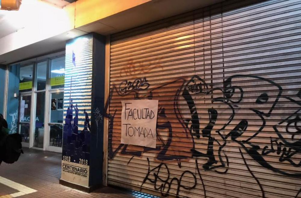 Estudiantes tomaron la Facultad de Derecho