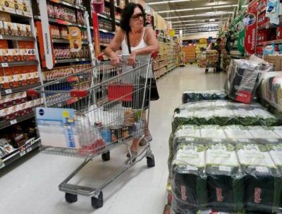 Alimentos, naftas, tarifas, autos y prepagas: los aumentos que se vienen por la devaluaci�n