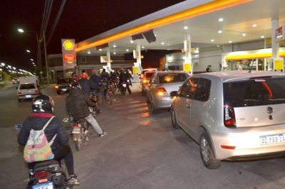 Hubo largas colas por la suba de combustibles