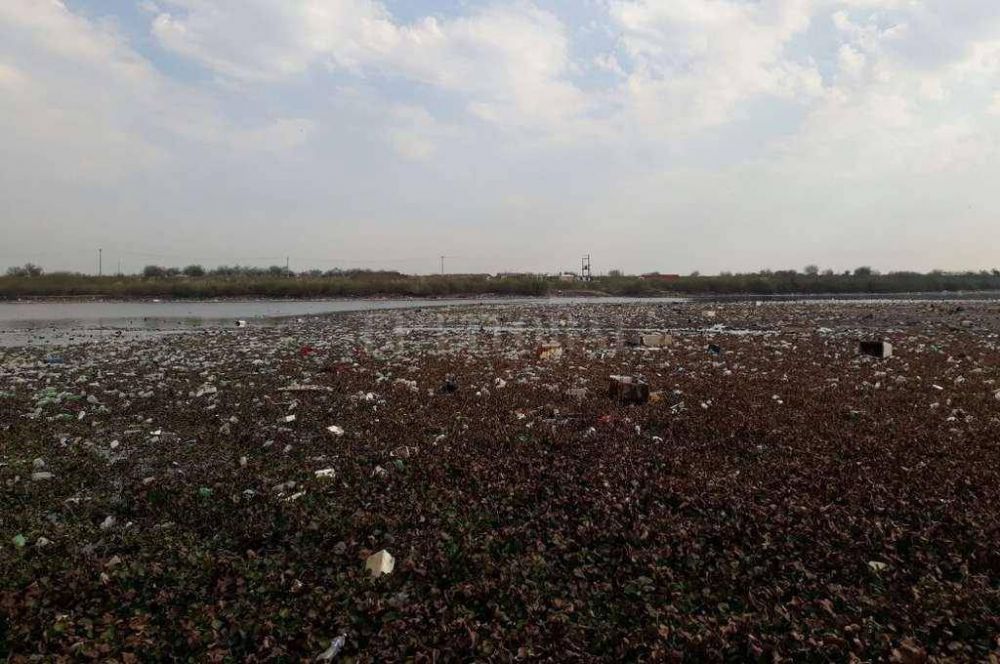 Acumulaci�n de basura en un reservorio del Oeste