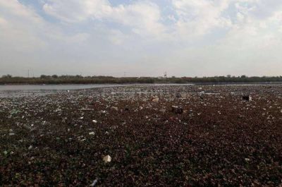 Acumulaci�n de basura en un reservorio del Oeste