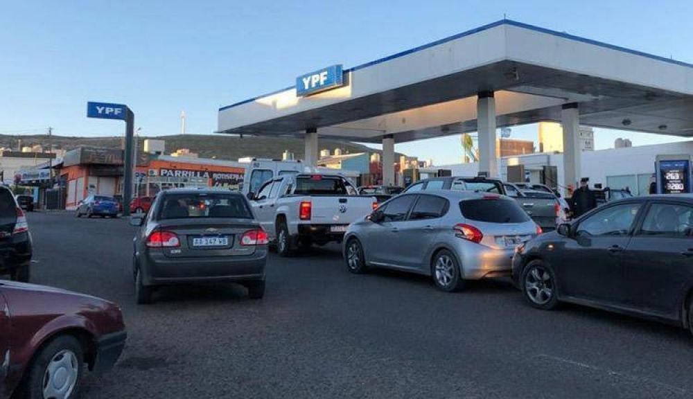 Diferencia de precios entre petroleras: Reclamos de los expendedores, suspensi�n de tarjetas y el regreso de los cupos