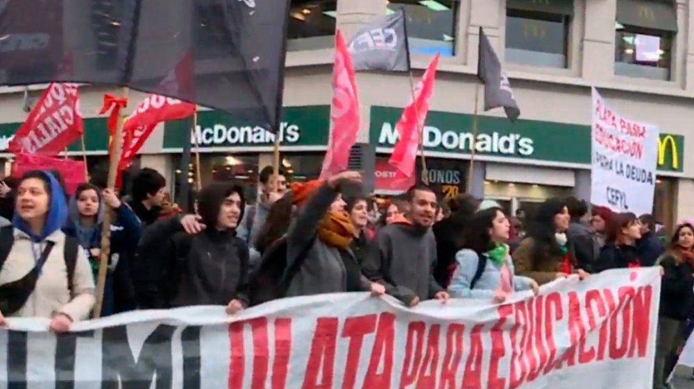 Universitarios se reúnen con el Gobierno para intentar cerrar la paritaria