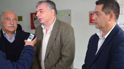 Renuncia por los recortes