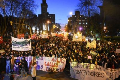 Los estudiantes salieron a la calle en defensa de la educaci�n p�blica