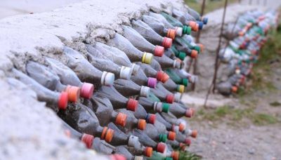 Construyen su cerco con ecoladrillos y tiran solo dos bolsas de basura al mes