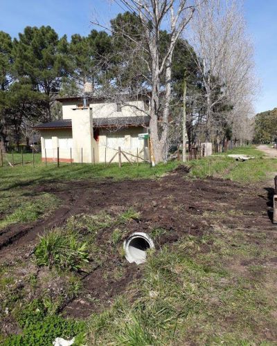 Nivelan calles en La Caleta y avanzan con el plan pluvial de Santa Elena