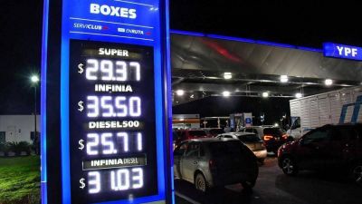 Por la devaluaci�n, los uruguayos cruzan la frontera a llenar el tanque